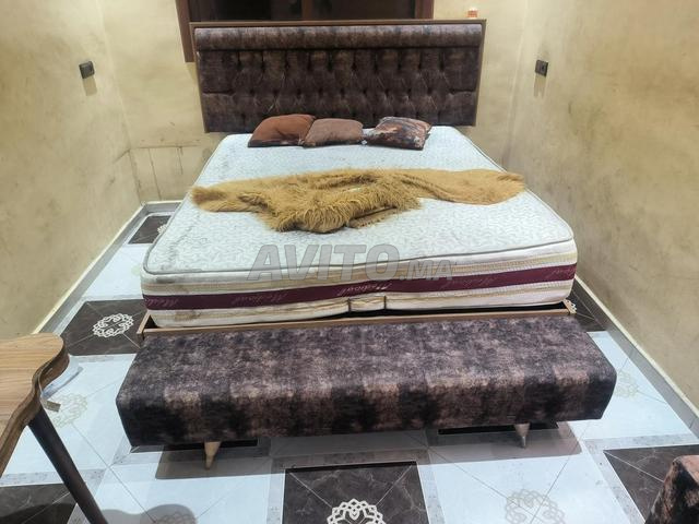 Grand lit avec chevet et commode et salon L