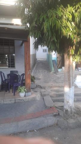 Maison indépendante ancienne au-dessus du rond-point après Ziana à Derb