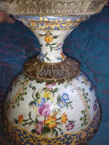 مزهرية أثرية 1866 برونز وبورسلان بختم الفاتيكان