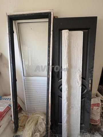 باب خشب بإطار وباب ألومنيوم للشرفة بإطار، الكل بحالة جيدة جداً.