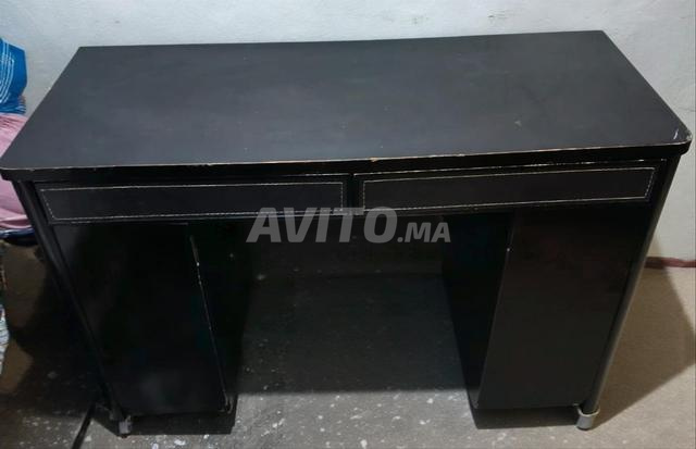Grand bureau en bois avec rangements - 2