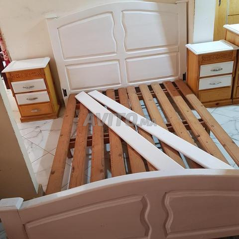 Moustiquaire avec 2 petites tables de chevet et une grande