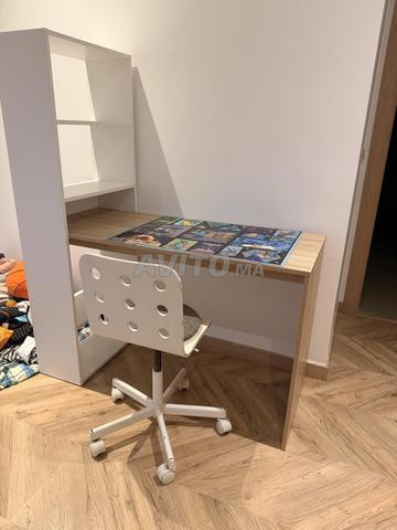 Bureau avec bibliothèque et une chaise - 2