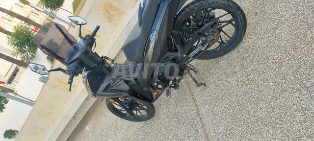 Moto neuve à côté de la zone industrielle - 2