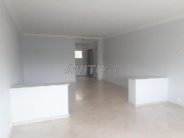 Grand appartement vide à louer longue durée