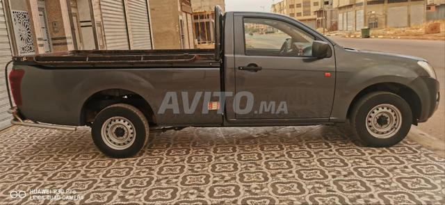 إيسوزو دي ماكس 2023 اليد الأولى - 2