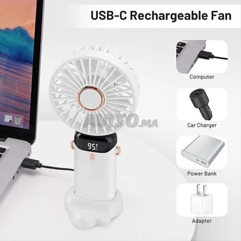 مروحة يدوية بتصميم أنيق وشاشة رقمية. - 2