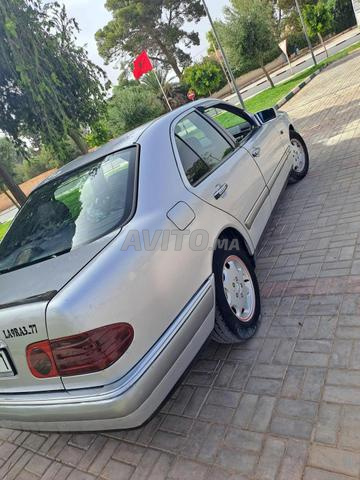 Mercedes 210 modèle 95 douane 2000 - 2