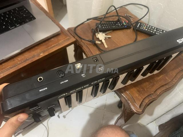 Alesis Q25 MIDI Controller - 2