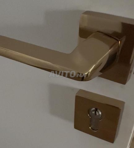 مقبض باب ذهبي كالجديد - 2