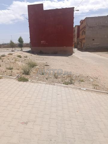 Terrain de 100m², trois façades, situé dans le quartier Al Nahda