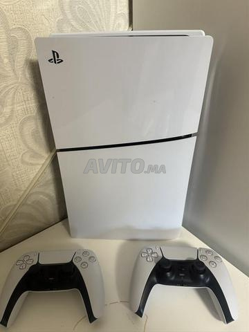 PS5 et 2 manettes