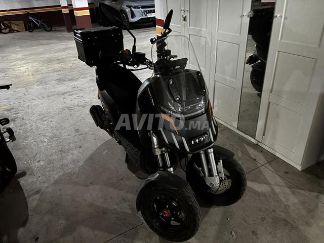 À VENDRE – SCOOTER 3 ROUES – 2 600 KM SEULEMENT - 2
