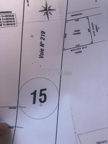 بقعة بواجهة على الطريق بالقرب من مدخل المدينة