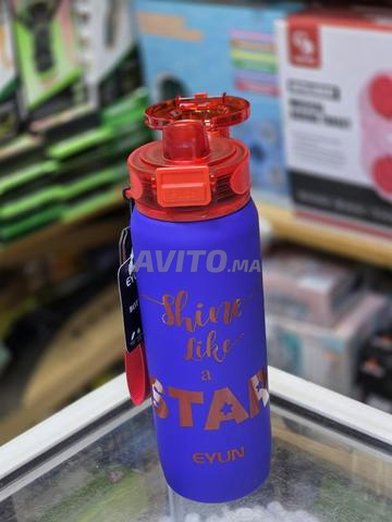 Vente de bouteilles d'eau modernes aux designs attrayants. - 2