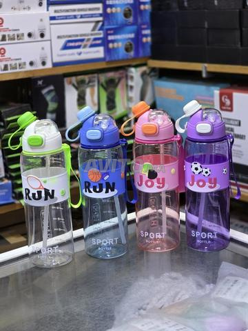 Bouteilles de sport disponibles dans diverses couleurs et designs.