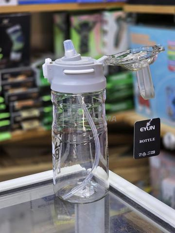 Vente d'une bouteille d'eau pratique au design moderne.