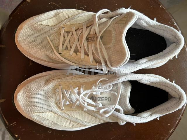 Baskets Adidas originales superbes à vendre. Pour ceux qui sont intéressés, le prix est négociable.