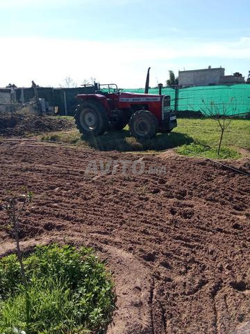 Tracteur agricole à pneus avec matériaux - 2