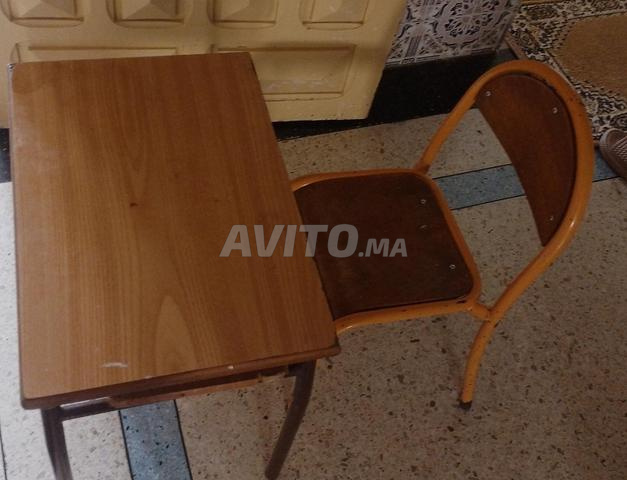 مكتب خشبي مدرسي مع كرسي في حالة جيدة