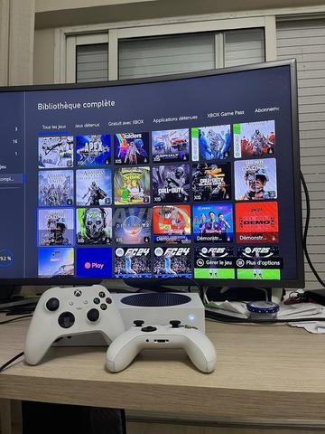 Xbox Series S مع يدتي تحكم أصلية والعديد من الألعاب