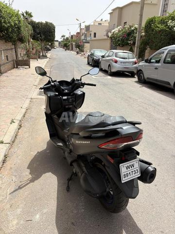Burgman 400 neuf avec top case - 2
