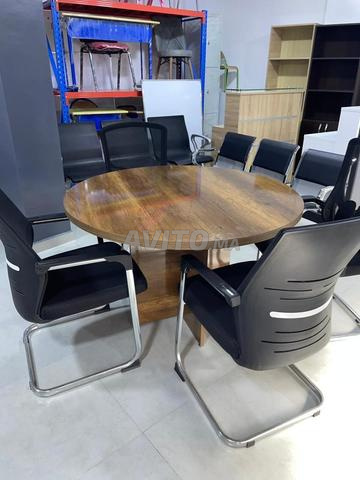  Table de Réunion بتصميم عصري ولمسة فاخرة 