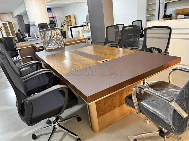 طاولة اجتماعات عصرية وأنيقة