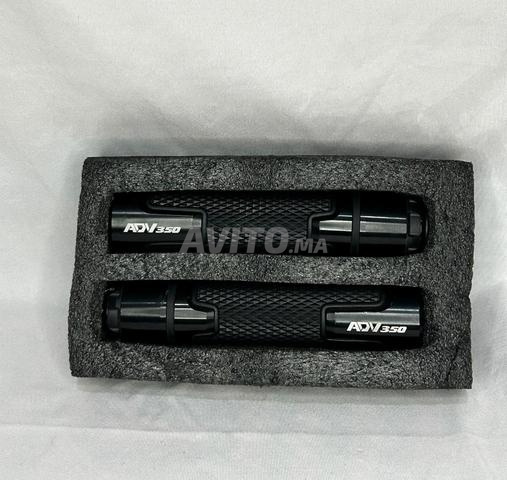 مقابض سوداء للدراجة ADV 350 - 2