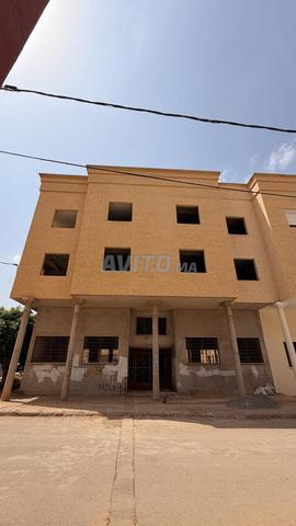 Immeuble semi finit 4 appartements et 2 magasin