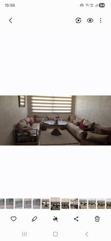 Joli salon marocain complet avec tables