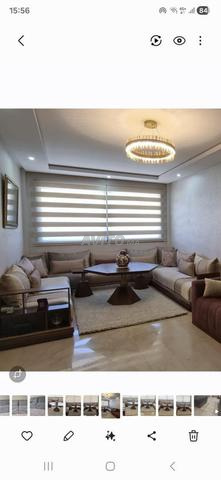Joli salon marocain complet avec tables