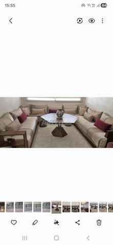 Joli salon marocain complet avec tables
