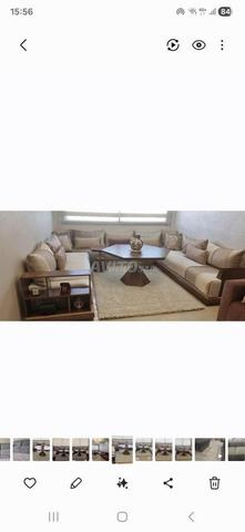 Joli salon marocain complet avec tables