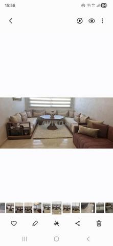 Joli salon marocain complet avec tables