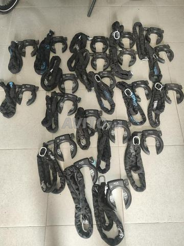 Cadenas blanc avec ses chaînes - 2