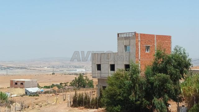 قطعة أرضية مساحتها 896 متر عليها دار مساحتها 80