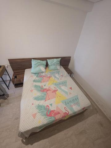 Lit avec matelas et 2 tables de chevet - 2