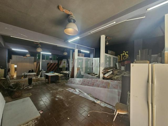 Magasin à louer à Roche Noire avec 2 rideaux