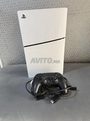 PlayStation 5 slim avec 2 manettes