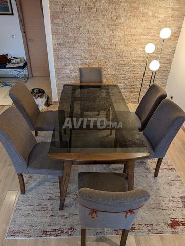 Belle table à manger et chaise