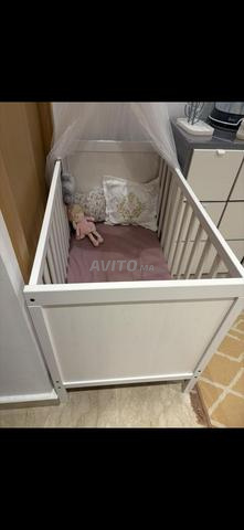 Lit bébé et commode IKEA. - 2