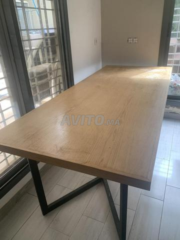 Grande table solide - 2