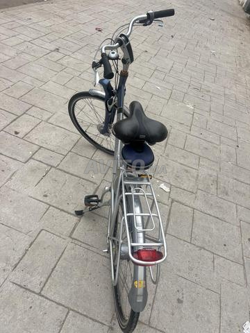 Nouveau vélo avec sa sacoche. De l'étranger. - 2