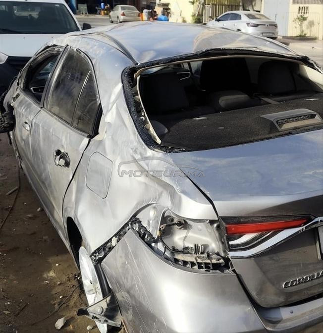 voiture accidentée intérieure et moteur bon etat 