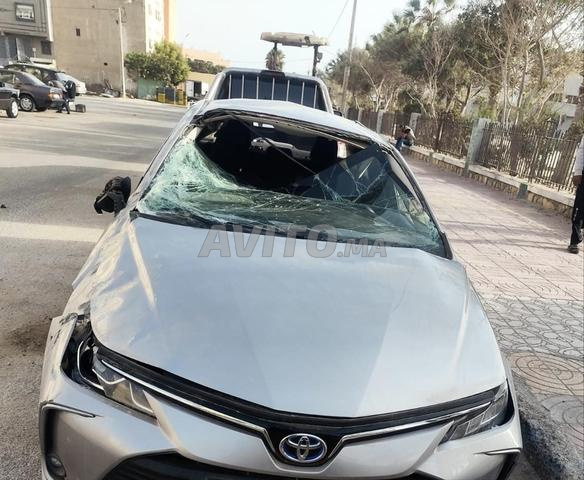 Voiture accidentée, intérieur et moteur en bon état - 2