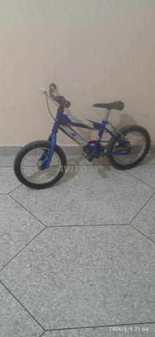 Deux vélos purs
- Vélo rouge 300 dirhams - Vélo bleu 330 dirhams pur