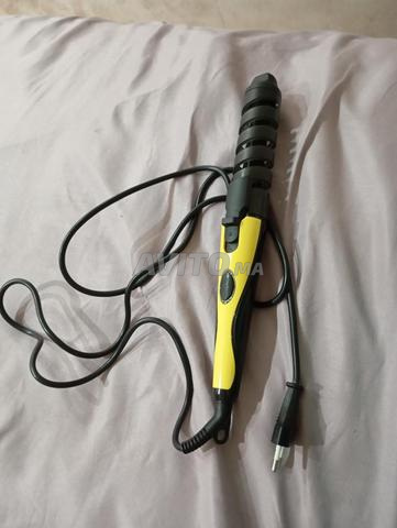 Un boucleur de cheveux de couleur jaune