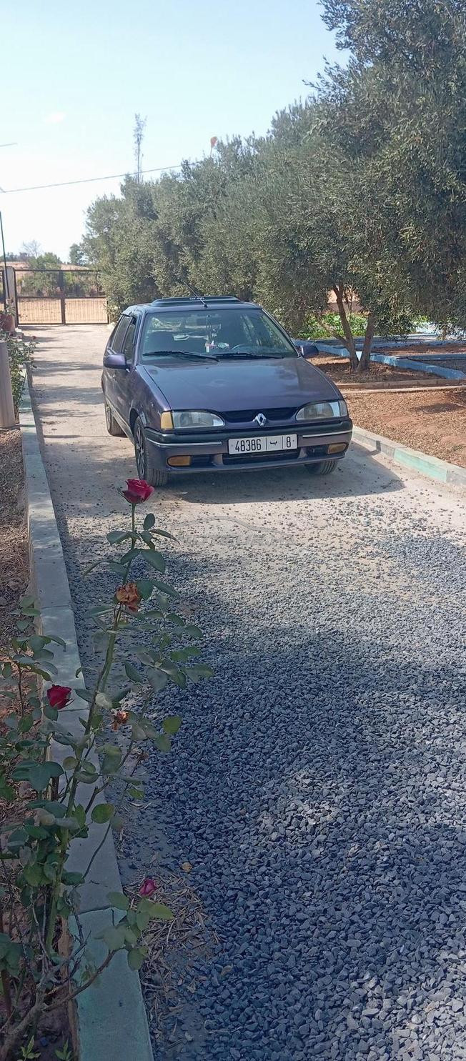 سيارة في حالة جيدة