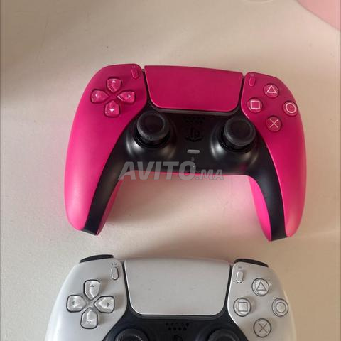 PS5 slim lecteur CD et deux manettes - 2